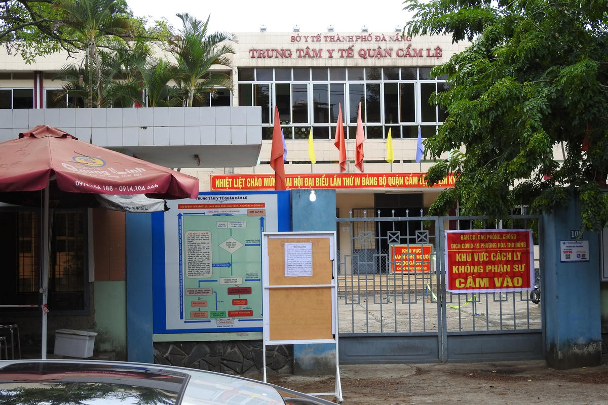  Trung tâm y tế quận Cẩm Lệ, vừa được phong tỏa, cách ly do xuất hiện bệnh nhân dương tính với Covid-19.