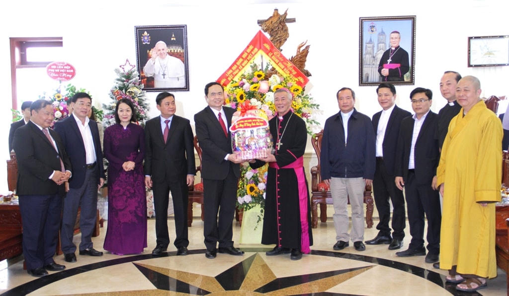 Chủ tịch Trần Thanh Mẫn tặng quà đại diện Tòa Giám mục Giáo phận Vinh.