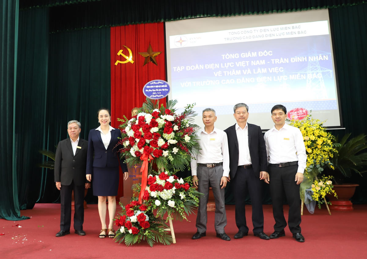 Tổng Giám đốc EVNNPC Đỗ Nguyệt Ánh tặng hoa chúc mừng các thầy, cô giáo trường Cao đẳng Điện lực miền Bắc nhân dịp kỷ niệm 38 năm ngày Nhà giáo Việt Nam (20/11/1982 – 20/11/2020).  