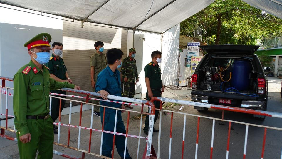 Lực lượng chức năng kiểm tra chốt nghiêm ngặt khu vực bị cách ly.