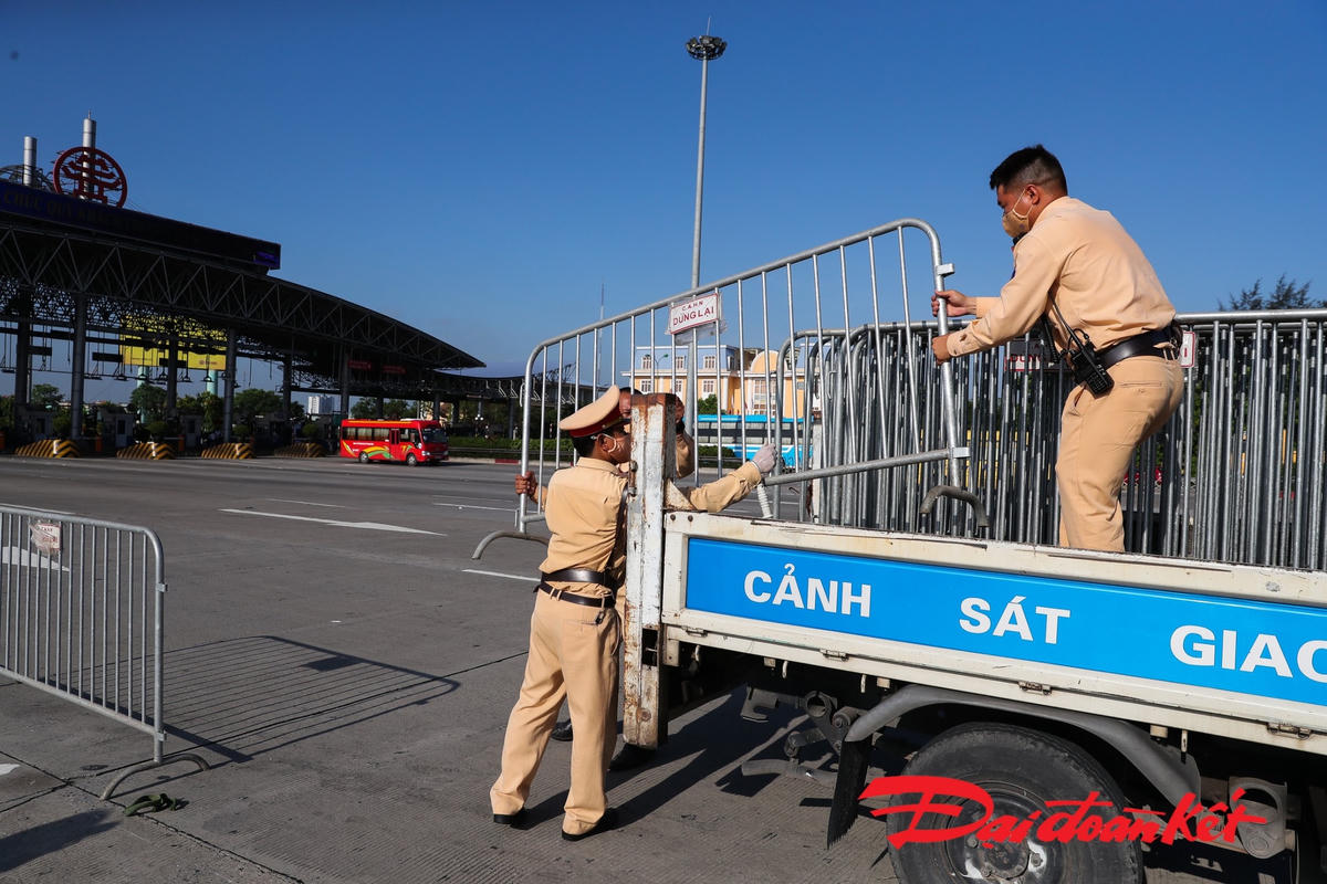 Lực lượng chức năng chuẩn bị từng khâu, từng bước để thực hiện nhiệm vụ tại chốt kiểm soát Trạm thu phí cao tốc Pháp Vân - Cầu Giẽ, huyện Thanh Trì. Ảnh: Quang Vinh.