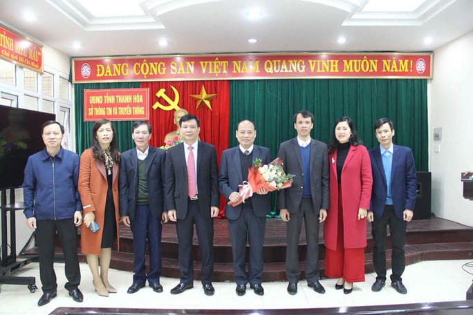 Tập thể lãnh đạo Sở TT-TT tỉnh Thanh Hóa tặng hoa chúc mừng ông Lê Văn Nam.