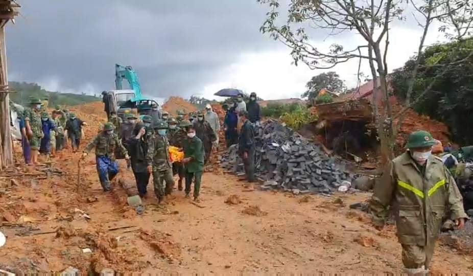 Đưa thi thể cán bộ, chiến sỹ Đoàn 337 bị vùi lấp ra khỏi khu vực sạt lở, trưa ngày 19/10. Ảnh: Thanh Tùng.