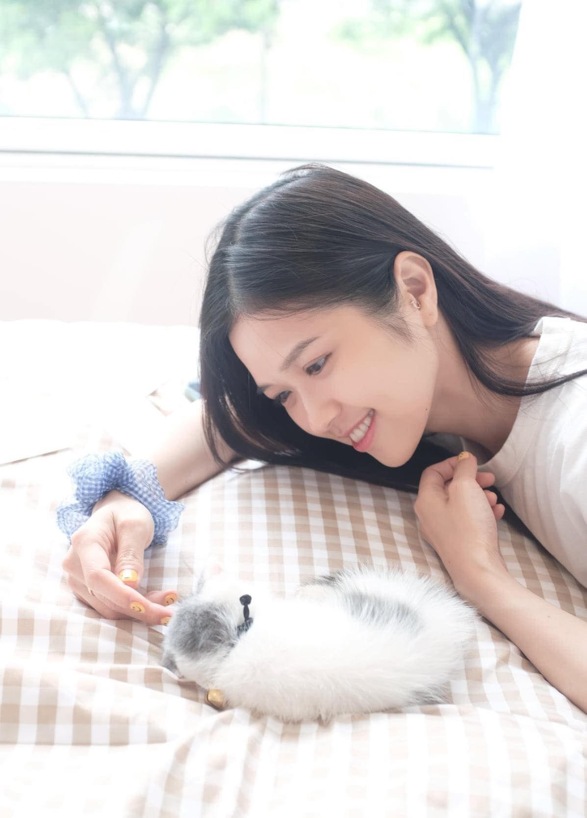 Suni Hạ Linh đẹp nhẹ nhàng như một tia nắng sớm.