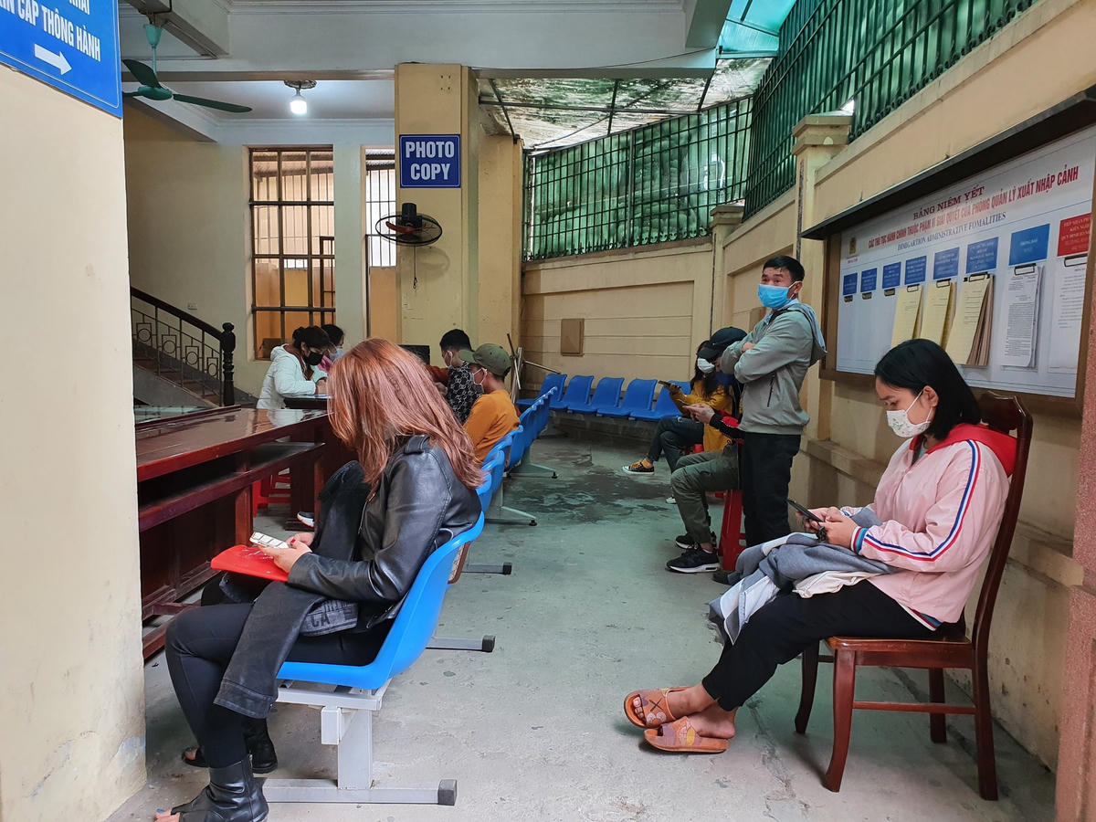 Hình ảnh chen chúc, xếp hàng như những năm trước tại nơi làm "thủ tục xuất ngoại" đã không còn.