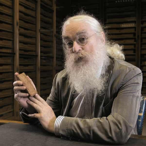 Tiến sĩ Irving Finkel, người phụ trách bộ phận cổ vật Trung Đông tại Bảo tàng Anh. Ảnh: The Guardian.