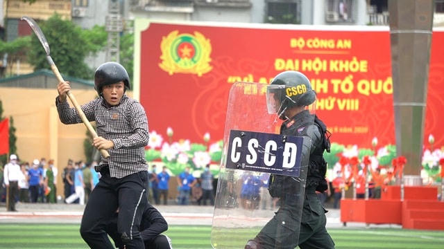                              Cảnh sát chống bạo động dùng khiên biểu diễn đấu đối kháng.
