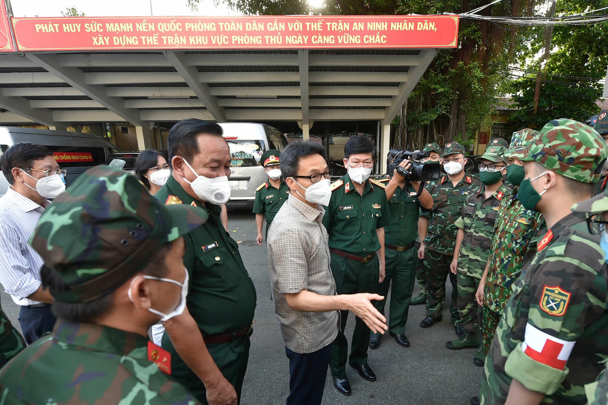 Phó Thủ tướng mong muốn các học viên Học viện Quân y quyết tâm, nỗ lực hết sức mình, phát huy truyền thống Bộ đội Cụ Hồ, chăm sóc chu đáo, kịp thời, tốt nhất sức khoẻ người dân vùng dịch.