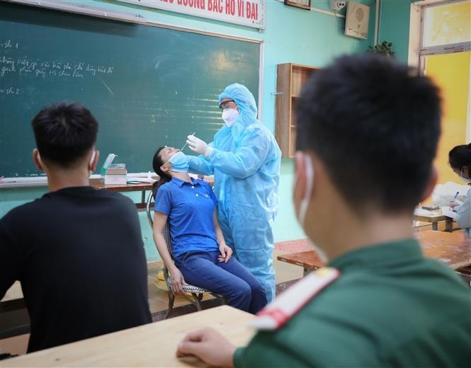 Xét nghiệm cho thí sinh Hà Tĩnh dự thi tại Bắc Giang (ảnh Danh Lam) 