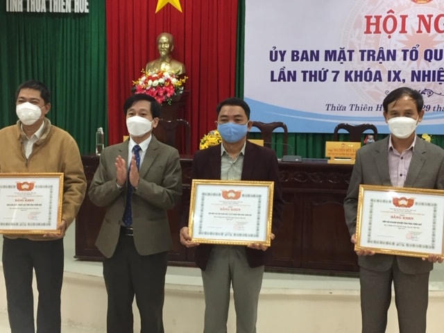 Đại diện lãnh đạo Uỷ ban MTTQ Việt Nam tỉnh Thừa Thiên-Huế tặng bằng khen cho các tổ chức, cá nhân có thành tích xuất sắc trong công tác Mặt trận năm 2021.