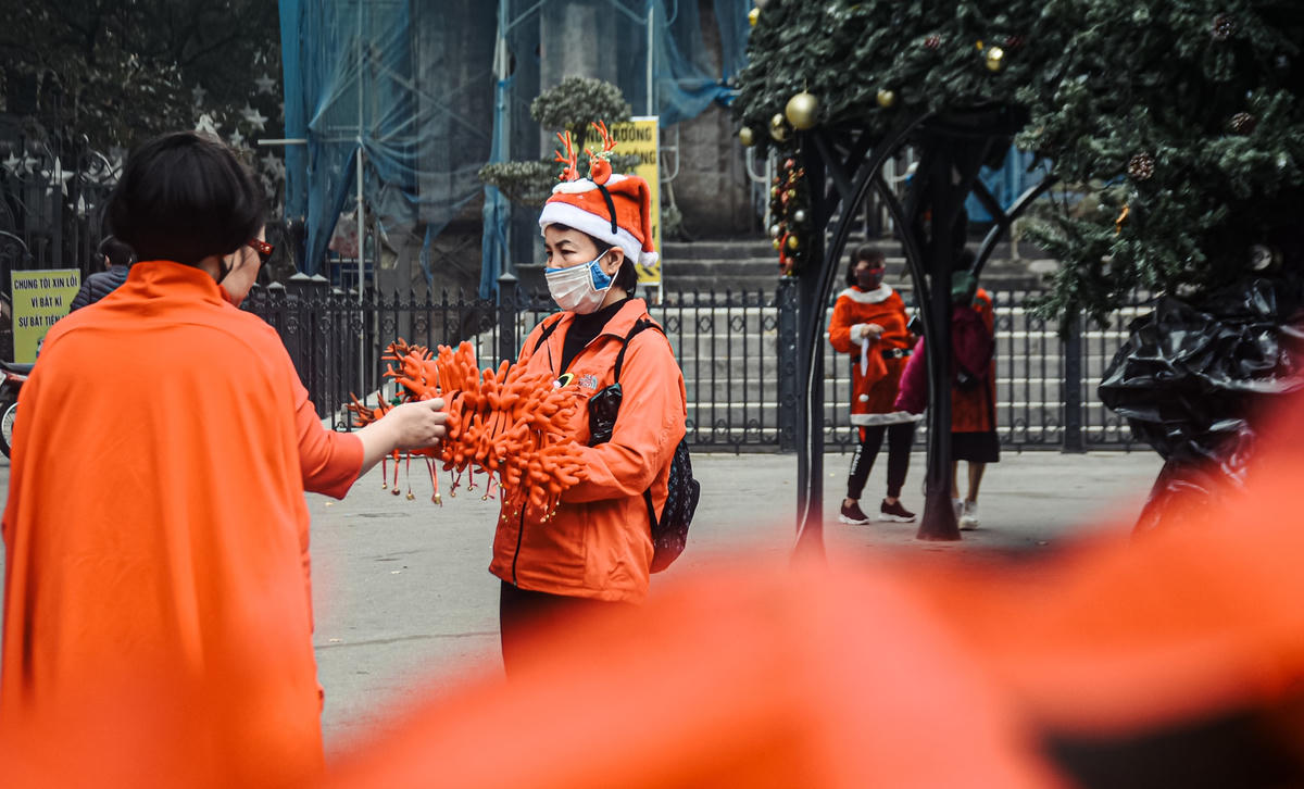 Dù chưa đến thời khắc Noel nhưng nhiều người đã khoác lên mình những bộ áo quần lộng lẫy.