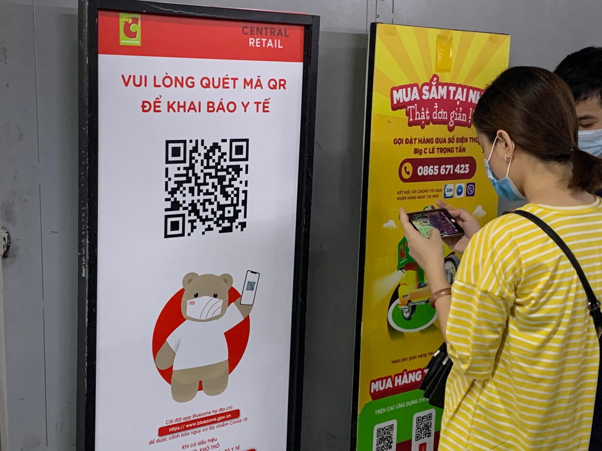 Tuy nhiên việc quét mã cũng không có ai kiểm tra, việc thực hiện phụ thuộc vào ý thức của mỗi người dân, dù không quét mã hoặc không khai báo cũng vẫn có thể vào siêu thị.