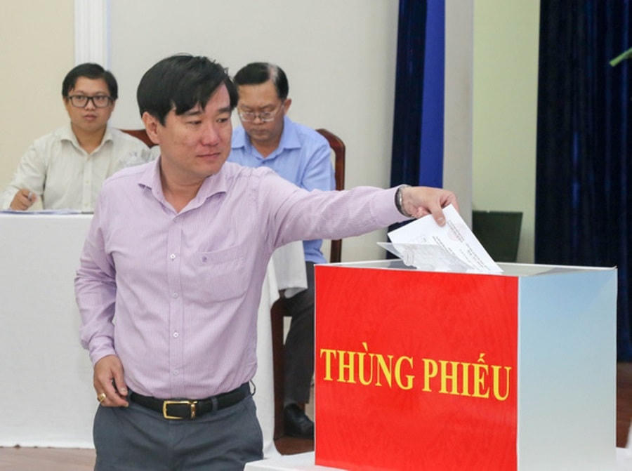 Các đại biểu tại hội nghị hiệp thương bỏ phiếu kín lựa chọn người đủ tiêu chuẩn ứng cử đại biểu Quốc hội và HĐND.