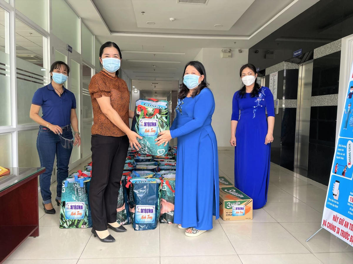 Ngành Điện miền Nam thăm tặng quà nhân ngày TBLS.