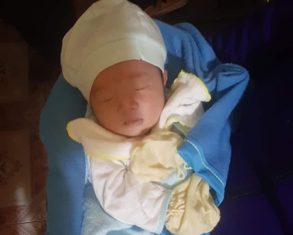 Bé gái sơ sinh được người dân xã Đồng Tiến phát hiện bị bỏ rơi sáng nay, 24/3.