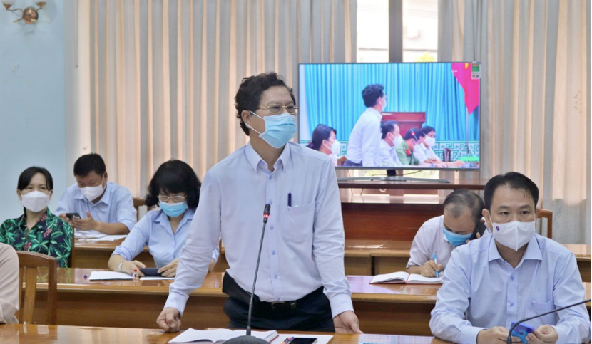 Lãnh đạo Sở Y tế báo cáo tại cuộc họp.