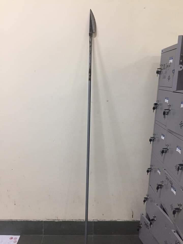 Tuýp sắt gắn dao hay còn gọi là “phóng lợn” được lực lượng công an thu giữ vào tối ngày 5/6.