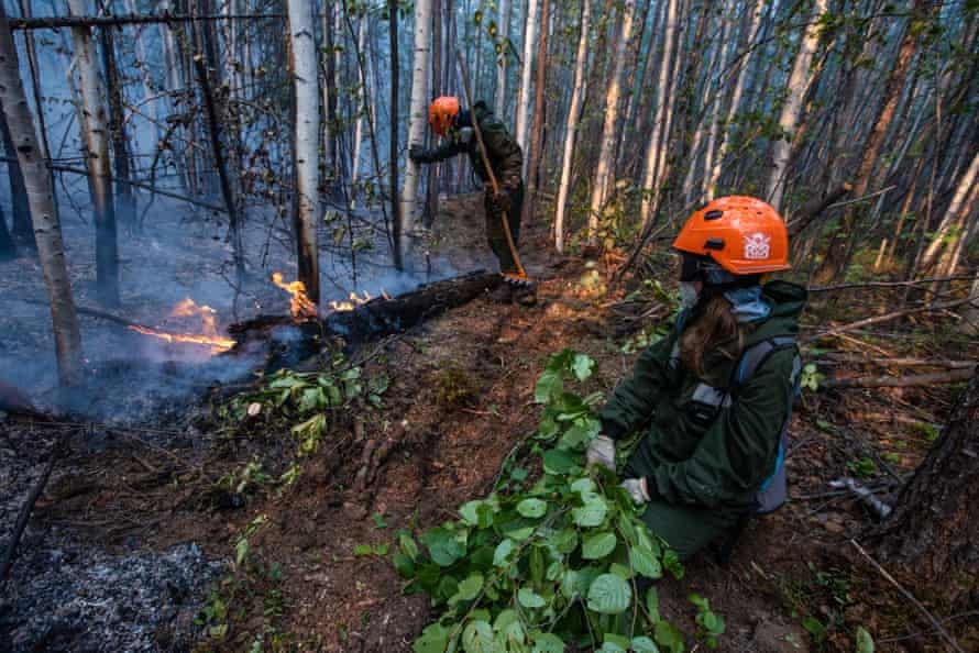 Các nhân viên cứu hỏa của Greenpeace cùng các tình nguyện viên, kiểm lâm viên và nhân viên bộ tài nguyên thiên nhiên xử lý đám cháy trong công viên quốc gia Lenskiye Stolby (Lena Pillars), Siberia. Ảnh: Julia Petrenko/Greenpeace.
