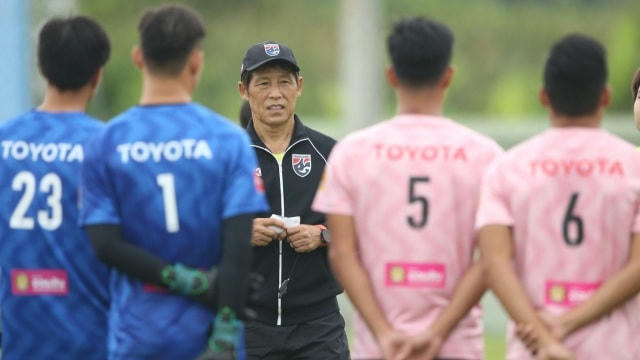 Đội tuyển Thái Lan không thể tập trung vì... vắng HLV trưởng.