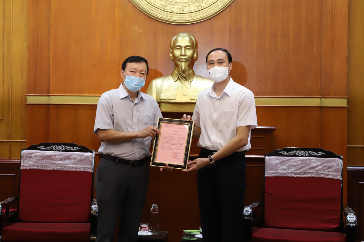 Phó Chủ tịch Phùng Khánh Tài trao thư cảm ơn của UBTƯ MTTQ Việt Nam đến Hiệp hội Công nghiệp hỗ trợ Việt Nam (Vasi).