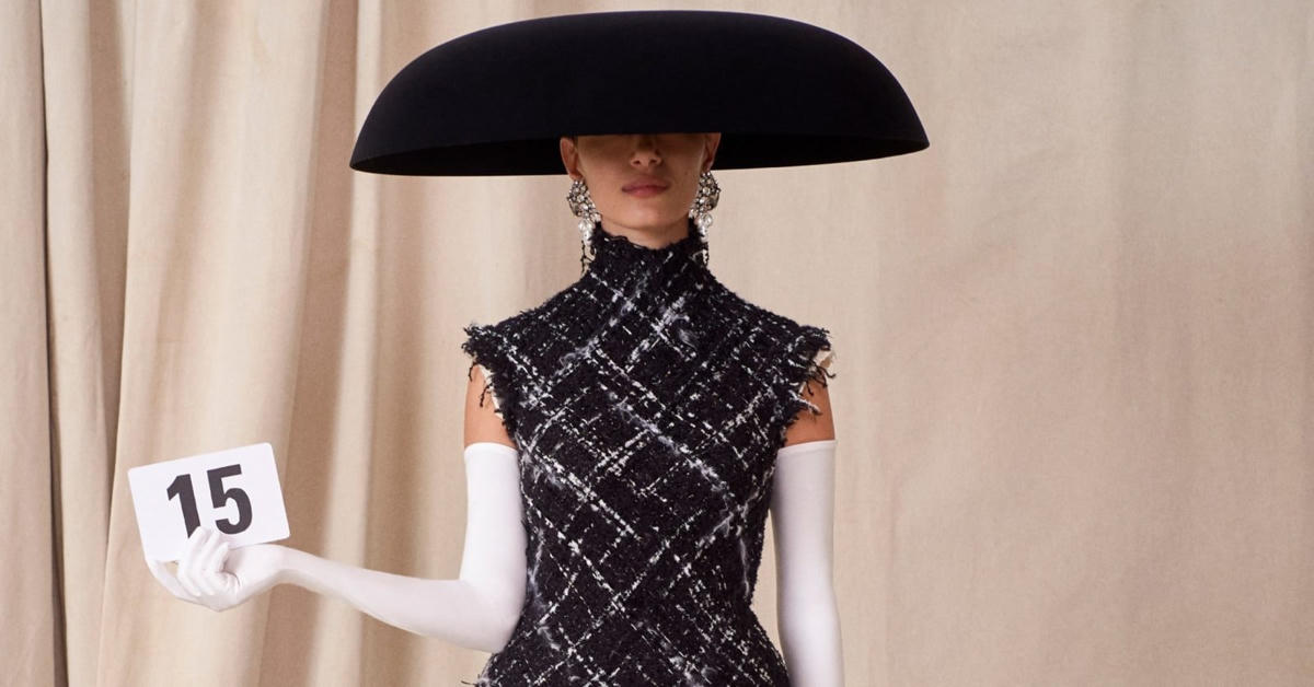 Những thiết kế độc đáo từ nhà mốt Balenciaga. Ảnh: CNN.