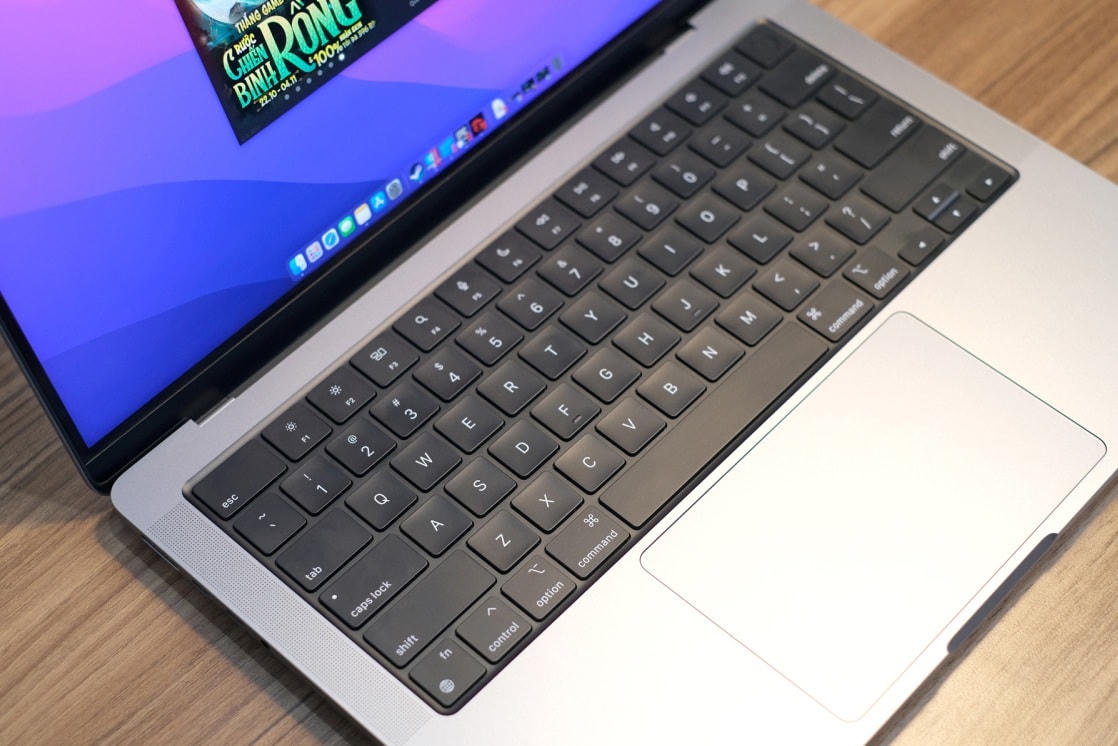 Cận cảnh MacBook Pro 'tai thỏ' tại Việt Nam, giá hơn 50 triệu đồng
