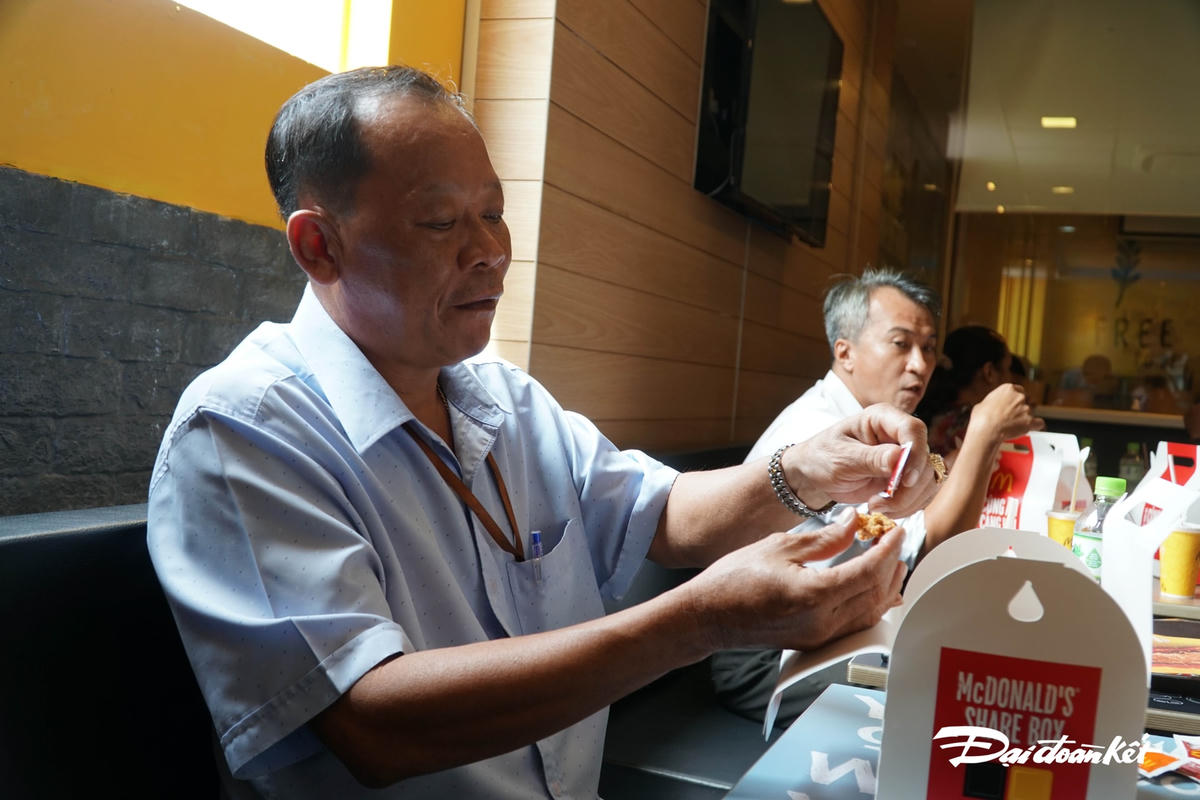 Ngồi ăn tại chỗ nhưng vẫn đảm bảo khoảng cách an toàn, chương trình nhằm chào đón những ngày bình thường mới tại TP HCM.