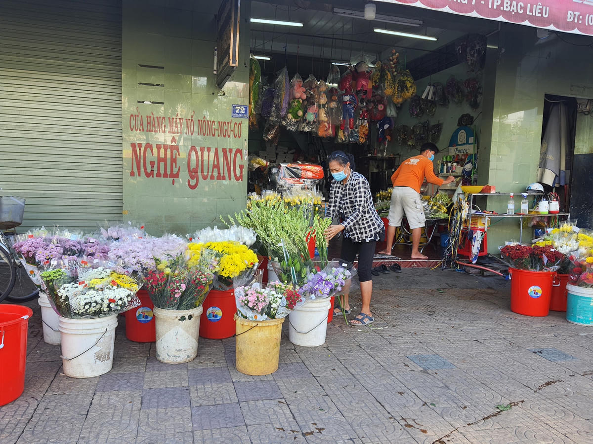 Tiệm hoa tươi mở cửa trở lại sáng nay.