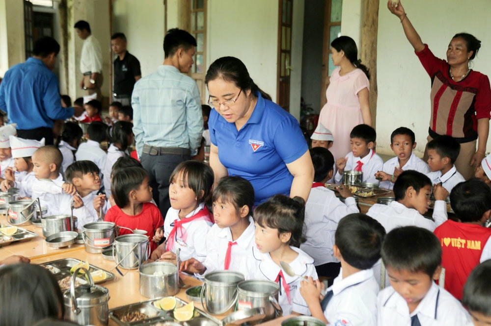 Chuẩn bị cơm cho học sinh tại huyện Kỳ Sơn, Nghệ An.  