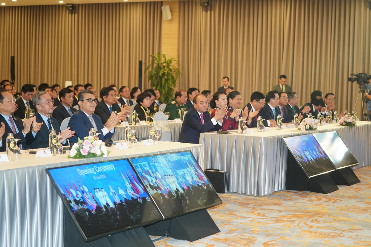 Các đại biểu dự lễ khai mạc