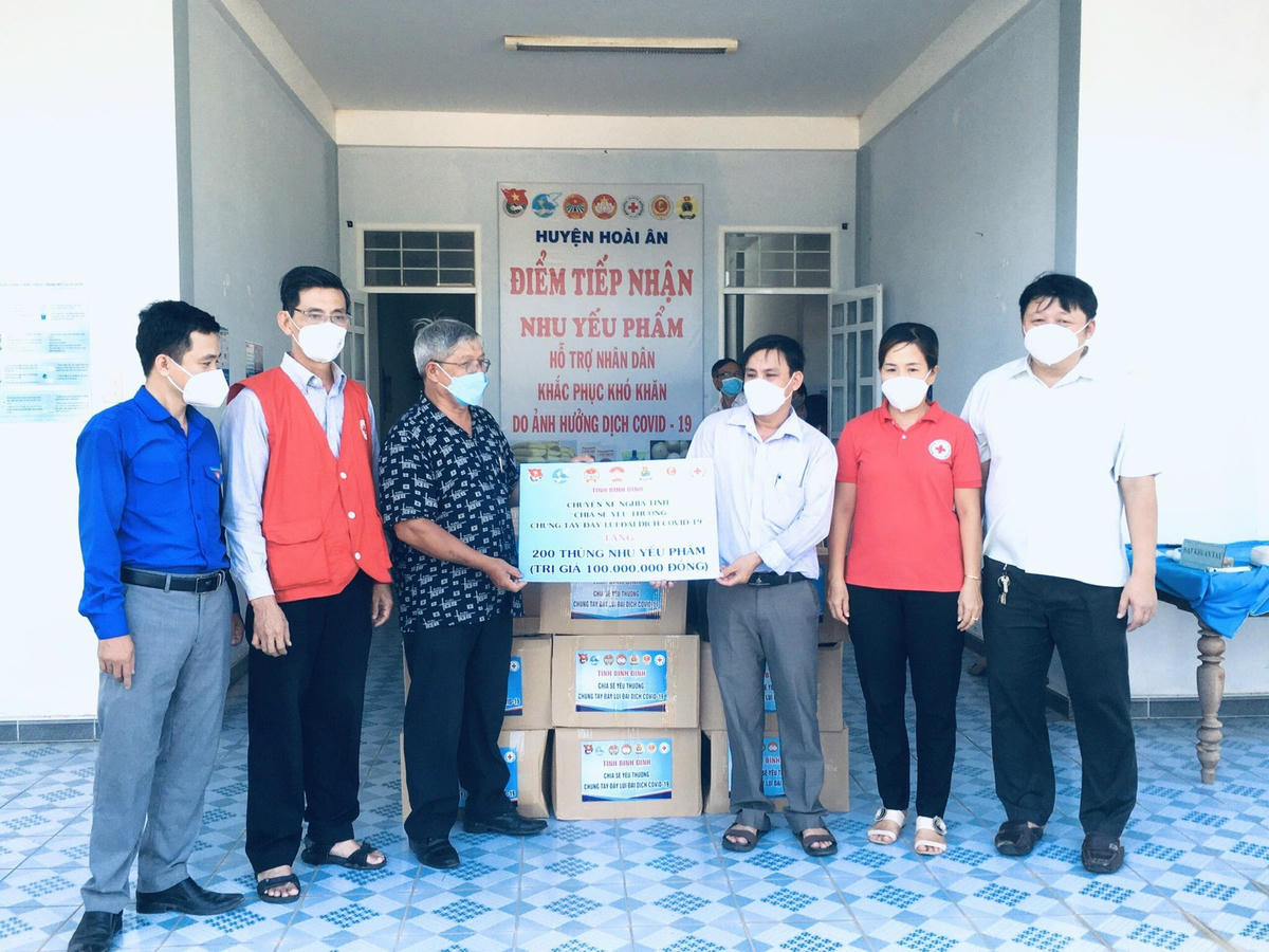 Ủy ban MTTQ Việt Nam tỉnh Bình Định, cùng các tổ chức chính trị - xã hội và Hội Chữ Thập đỏ tỉnh trao quà cho người dân các địa phương gặp khó khăn do dịch Covid-19.