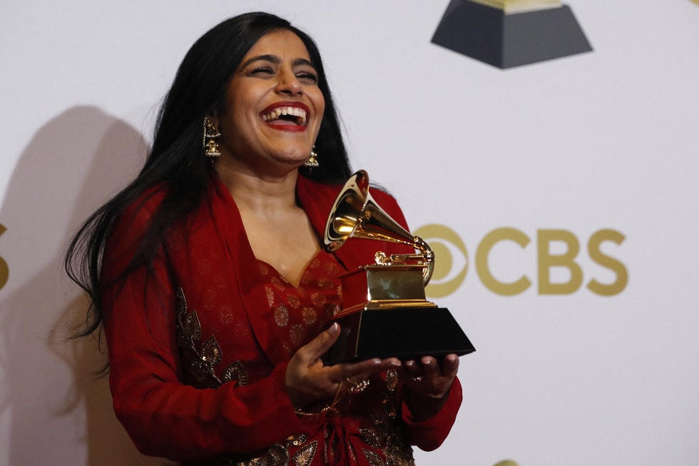 Falu tạo dáng cùng giải thưởng Grammy cho Album nhạc thiếu nhi xuất sắc nhất với "A Colorful World". Ảnh: Reuters.