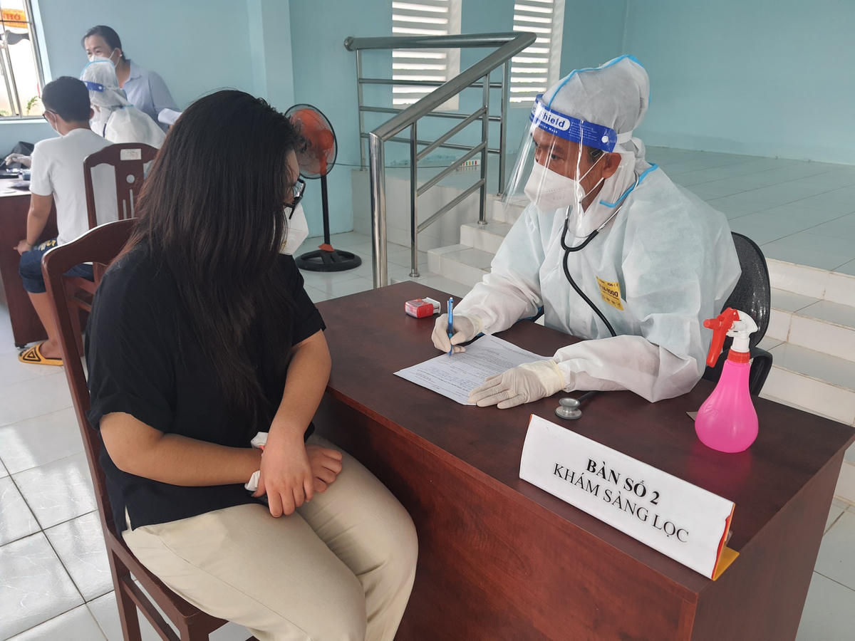 Khám sàng lọc trước khi tiêm vaccine.