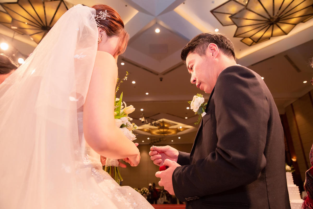 Cô dâu Ngọc Hà hiện là phóng viên mảng văn hóa, giải trí của một tờ báo điện tử. Cô quen NSND Công Lý trong một lần phỏng vấn.