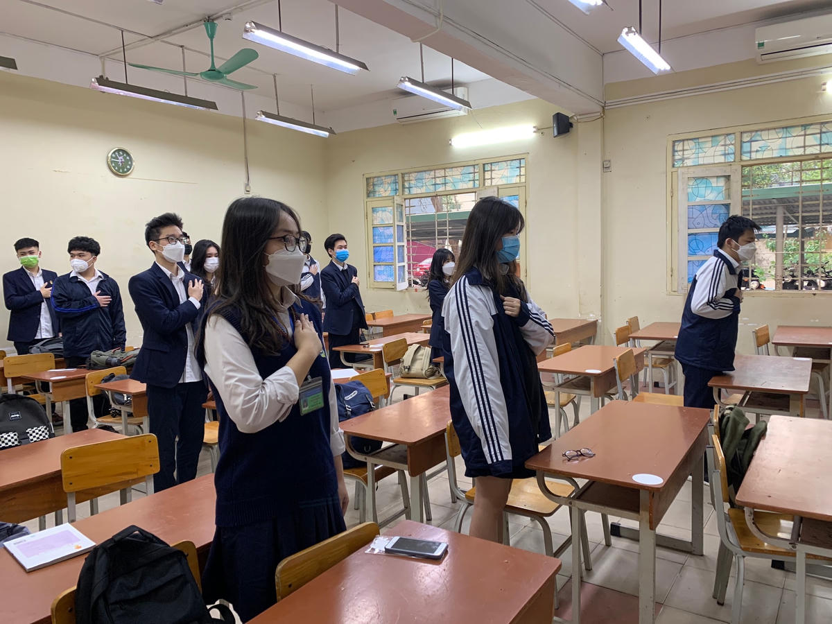 Giờ chào cờ của học sinh Trường THPT Việt Đức trong ngày đầu tiên học sinh trở lại trường.