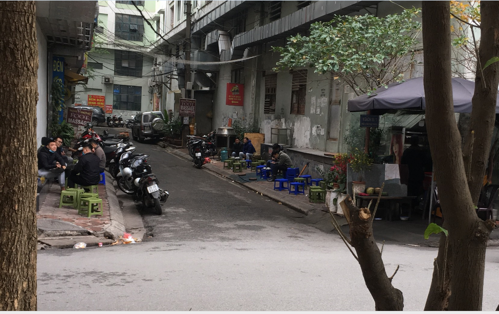 [ẢNH] Hà Nội: Quán ăn, trà đá vỉa hè vẫn mở bán tràn lan