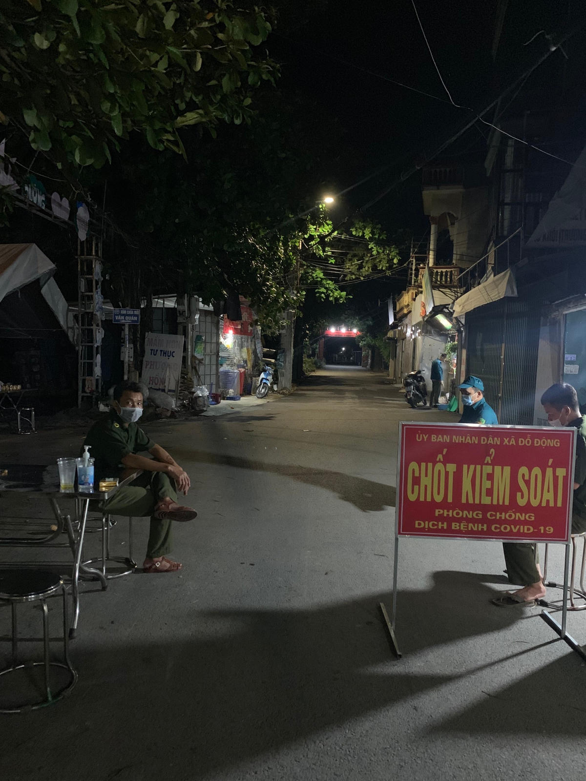 Trực đêm chốt liên xã Đỗ Động - Phương Trung.