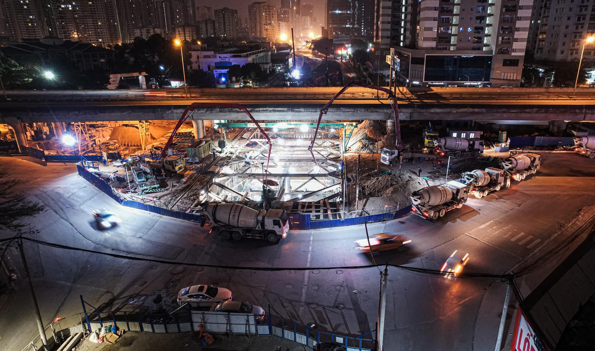 Dự án xây dựng hầm chui Lê Văn Lương (Hà Nội) được khởi công từ tháng 10/2020, với tổng mức đầu tư gần 700 tỷ đồng (trong đó giá trị dự toán xây dựng là hơn 341 tỷ đồng). Hầm chui được xây dựng theo hướng đường Lê Văn Lương, đi ngầm qua nút giao Khuất Duy Tiến - Tố Hữu, có tổng chiều dài hầm và gờ chắn hai đầu là 475 m.