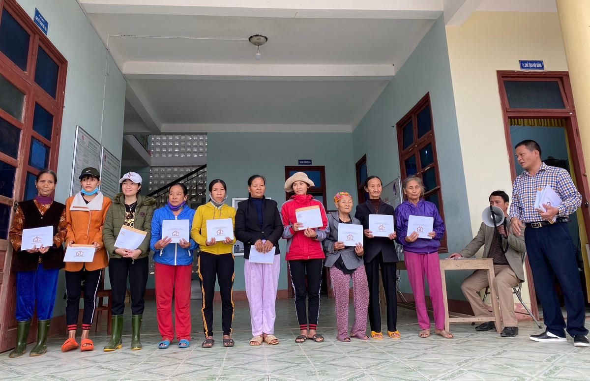  Công ty cổ phần đầu tư thương mại bất động sản Gia Cát hỗ trợ 200 suất quà, trị giá 100 triệu đồng cho người dân vùng lũ xã Liên Trạch.