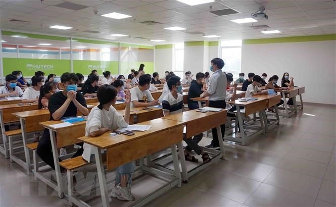Thí sinh trước giờ thi tại điểm thi Trường Đại học Công nghệ TP HCM (cơ sở thành phố Thủ Đức). (Ảnh: Thu Hoài/TTXVN).