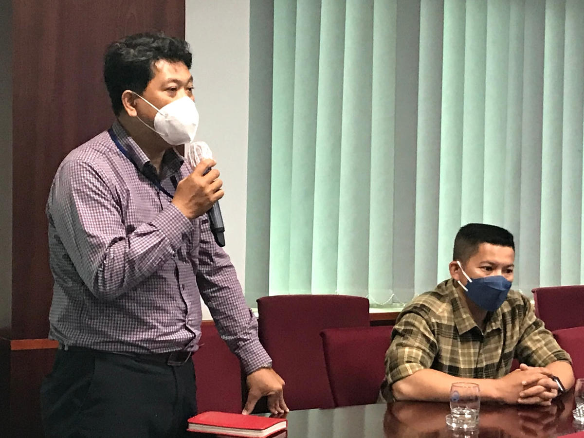 Một đại biểu đóng góp ý kiến tại hội thảo.