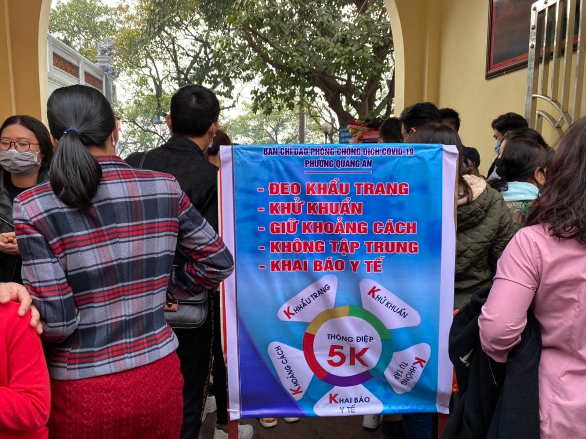 [ẢNH] Mùng 1 Tết, người dân nườm nượp đi lễ Phủ Tây Hồ