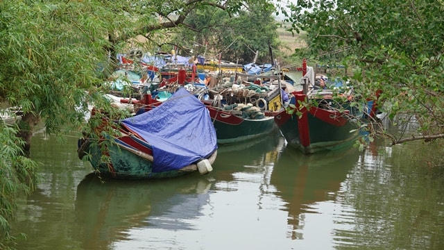 Lợi dụng các dòng suối, con nước kín gió, ngư dân đưa thuyền đến trạm trú.