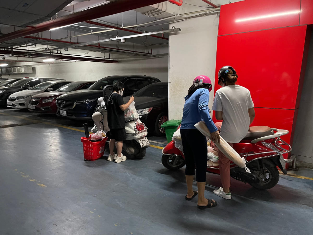 Không có dịch vụ giao hàng, người dân phải tự đi mua những đồ dùng cần thiết.