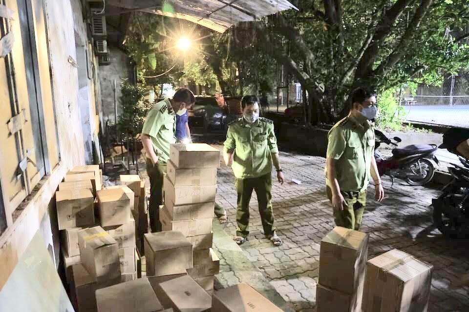 Cơ quan quản lý thị trường kiểm tra kho hàng.