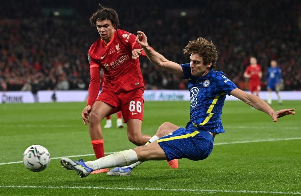 Nỗ lực tạt bóng của hậu vệ trái Chelsea - Alonso.