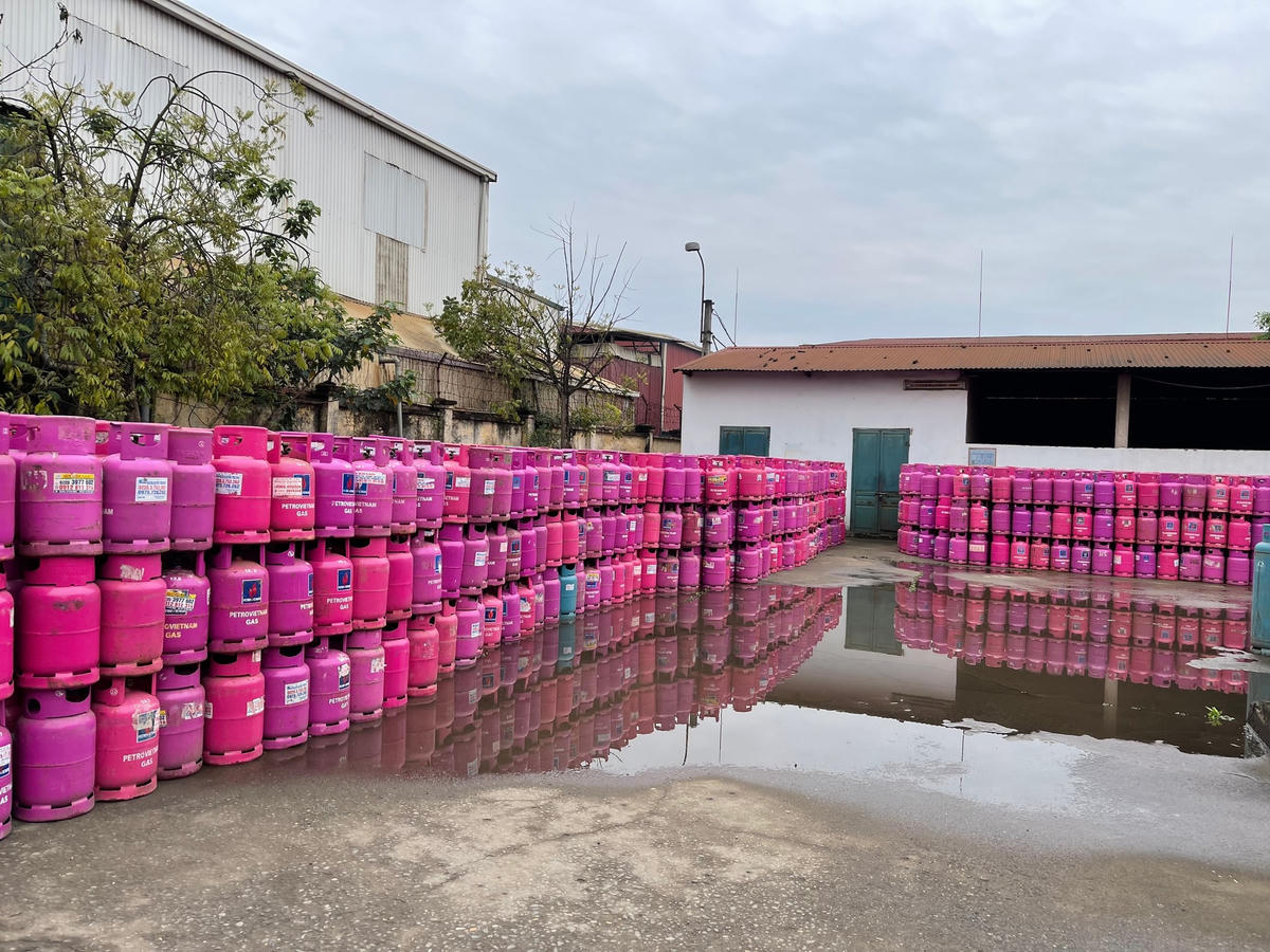 Hàng chục nghìn vỏ bình gas Petrovietnam Gas được tập kết trái phép ở Công ty CP Kinh doanh Và XNK khí Gas hoá lỏng Vạn Lộc ở  Lô CN4 - Khu công nghiệp Nguyên Khê, Đông Anh, Hà Nội, phía bên ngoài đang được được bảo vệ canh nghiêm ngặt không cho người ngoài tiếp cận.