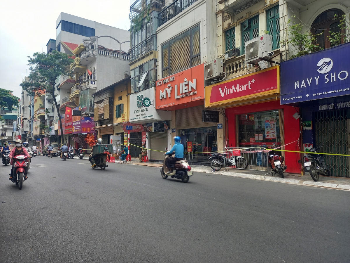 Khu vực xung quanh số nhà 40 phố Thụy Khuê bị phong tỏa tạm thời. 