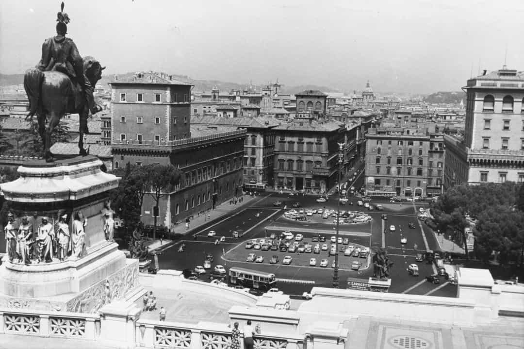 Piazza Venezia của Rome - một trong những con đường chính của thủ đô Ý, năm 1961.  