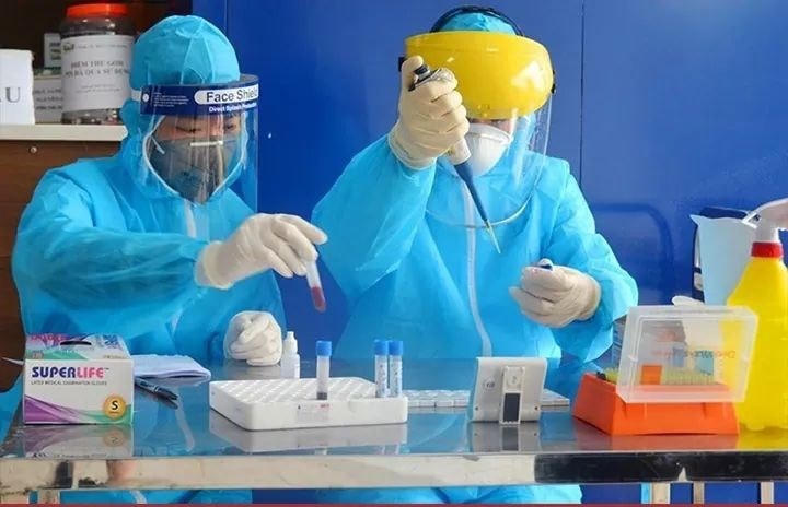Chiều 8/1: Một chuyên gia người Áo và 2 công dân Việt Nam dương tính Covid-19